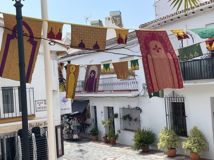 Benalmádena Pueblo engalana sus calles para disfrutar este fin de semana de un Zoco Árabe con espectáculos de cetrería, más puestos y un concierto de Ziryab