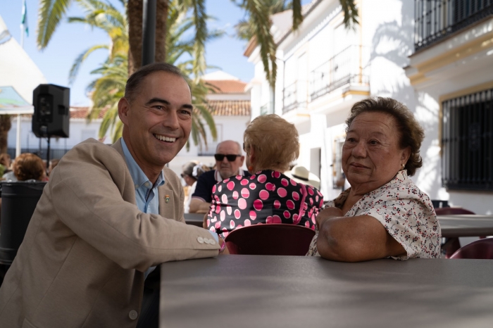 Emotivo acto institucional por la VII Semana del Mayor en la Plaza de Andalucía, con un gran reconocimiento a vecinos por su contribución a Benalmádena