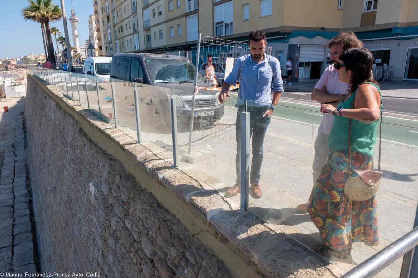 Vila supervisa las obras de instalación de la barandilla del Paseo Marítimo que están a un 85% de ejecución