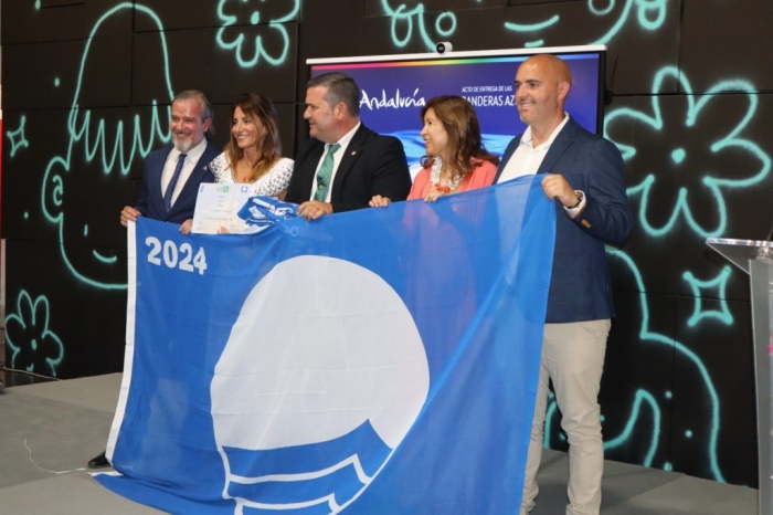 Mijas recibe sus cuatro banderas azules que ponen en relieve la calidad y servicios de las playas