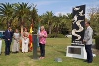 Benalmádena rinde homenaje a las víctimas del terrorismo con un monolito en su memoria en el corazón del Parque de La Paloma