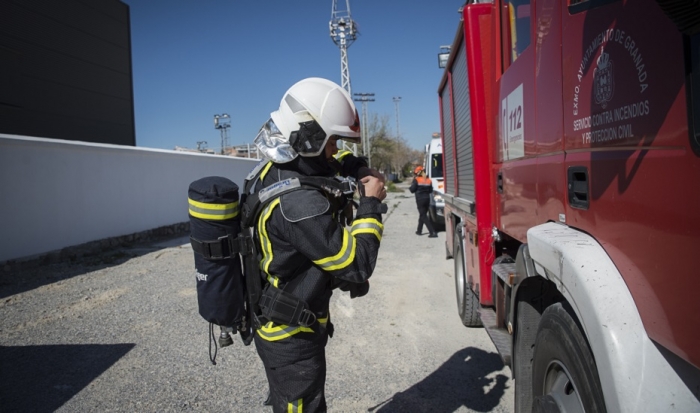 Evacuado al hospital tras el incendio de una vivienda en Granada capital