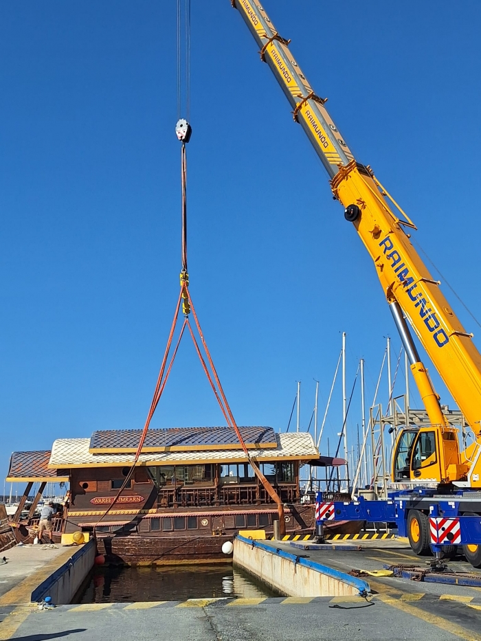 El Puerto Deportivo saca a la superficie un barco de 30 toneladas que se hundió durante la Veladilla del Carmen