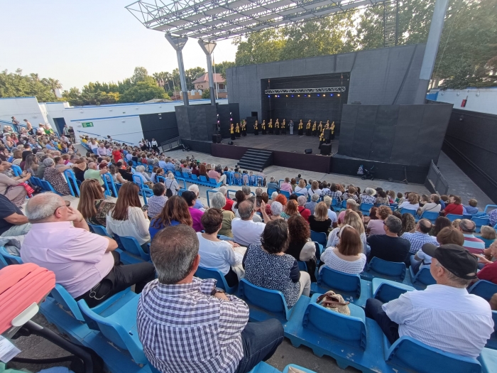 Un auditorio lleno pone el broche de oro a la gran final del Curso de Actividades de los Centros de Mayores de Benalmádena