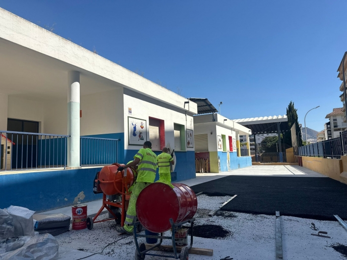 Renuevan el pavimento de la zona exterior del colegio El Tejar de Fuengirola