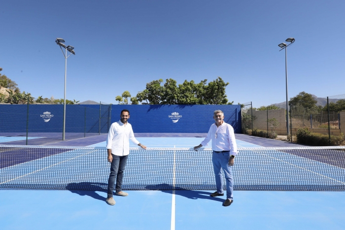 Marbella renueva dos pistas de tenis del Palacio de Deportes Elena Benítez para mejorar los servicios a usuarios, clubes y escuelas deportivas