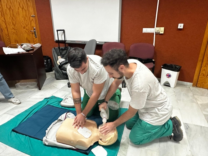 Benalforma imparte un taller sobre Soporte Vital Básico y Desfibrilación Semiautomática para profesores y alumnos