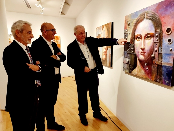 MVA acoge ‘Miradas cuadradas’, una muestra de pintura con la que el artista Fernando Núñez continúa explorando la IA generativa