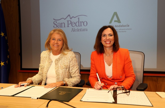 Ayuntamiento y la Junta de Andalucía firman el convenio para la construcción del intercambiador de transportes de San Pedro Alcántara