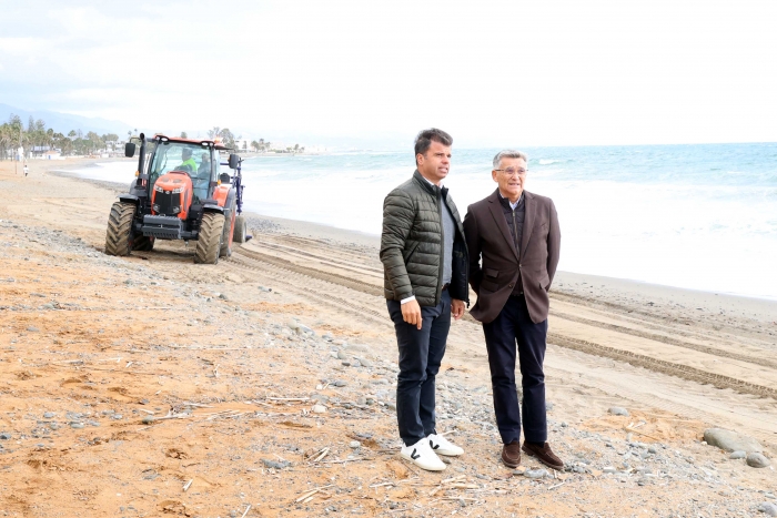 Marbella refuerza la flota destinada a la limpieza y adecentamiento de las playas con una nueva máquina despedregadora que se ubicará en San Pedro de Alcántara