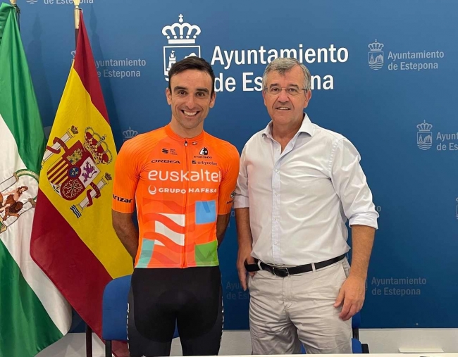 El alcalde de Estepona y el ciclista Luis Ángel Maté presentan una iniciativa solidaria para la recuperación de Sierra Bermeja