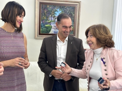 Irene Villa agradece la muestras de cariño de los vecinos de Benalmádena y firma en el Libro de Honor del Ayuntamiento