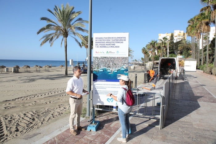 Marbella comienza la reparación de más de 2.300 metros de barandilla del paseo marítimo y la mejora de 24 accesos a las playas de la ciudad