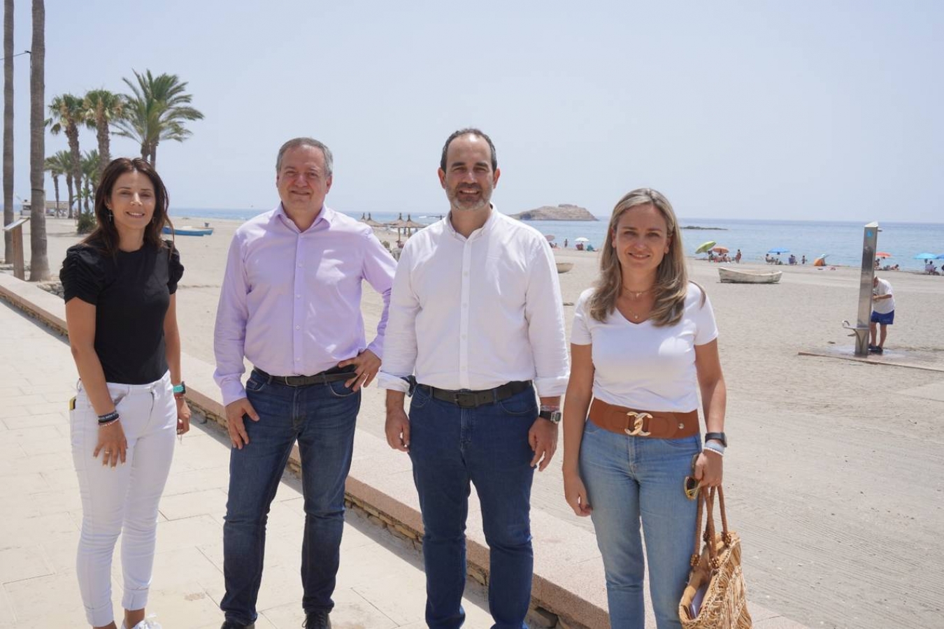 Carboneras adapta una zona de sombra en la playa del Lancón para personas con discapacidad gracias a una ayuda de la Junta