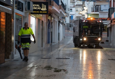 Benalmádena continúa adaptando los cambios por las restricciones de sequía al plan de limpieza para el verano