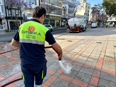 Fuengirola retoma los baldeos diarios en los espacios públicos  con agua no potable y frecuencia quincenal