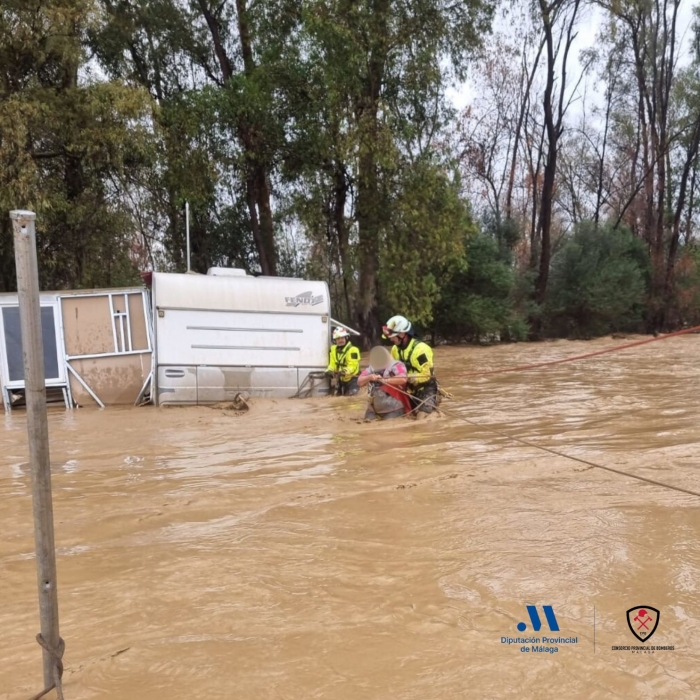 Bomberos del CPB rescatan en Pizarra a dos personas atrapadas en una caravana por las lluvias