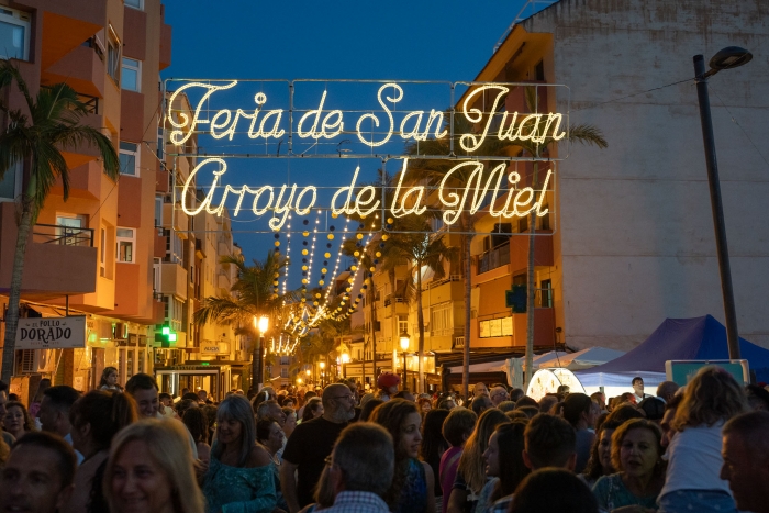 Arranca la Feria de San Juan en Arroyo de la Miel con los tradicionales júas y la inauguración del alumbrado artístico