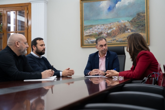 El alcalde de Benalmádena mantiene una reunión de trabajo con Acosol para abordar las medidas para ahorrar agua