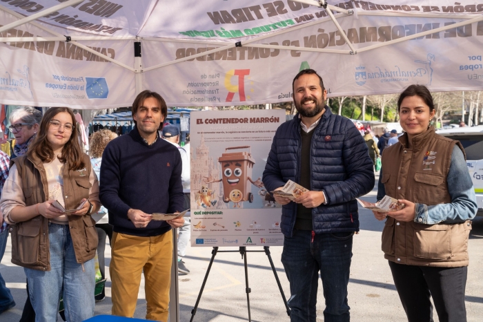 La campaña para enseñar el uso de los más de 200 contenedores marrones llega a las calles de Benalmádena