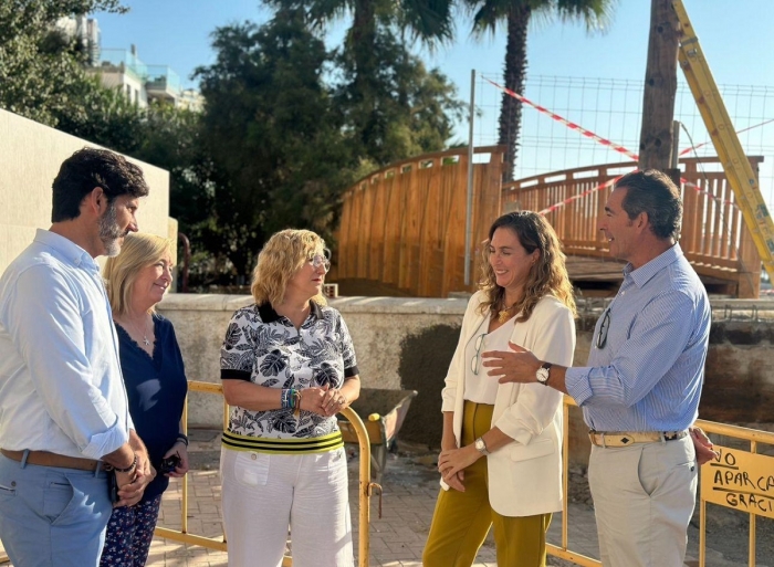 Fuengirola ultima la conexión de su Paseo Marítimo a la Senda Litoral de Benalmádena con la instalación de una pasarela sobre el arroyo El Jardín