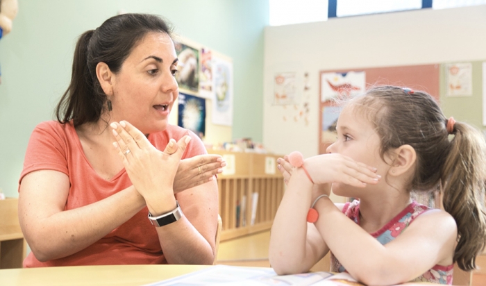 Un estudio andaluz propone un enfoque educativo que amplíe el vocabulario de menores con sordera