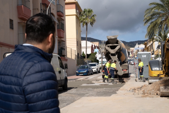 Instalan dos nuevos imbornales en calle Moscatel que aliviarán la acumulación de agua por fuertes lluvias