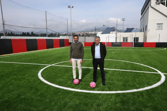 Sustituyen el césped del campo de fútbol 5 del Estadio Municipal Antonio Naranjo de San Pedro Alcántara