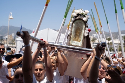 Benalmádena Costa rinde tributo a la Virgen del Carmen con un traslado espectacular a Capitanía y el tradicional almuerzo de mayores