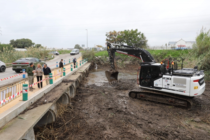 El Ayuntamiento acomete obras de emergencia en el cauce del río Guadaiza, a la altura del Carril de Picaza, para evitar posibles incidencias en la zona