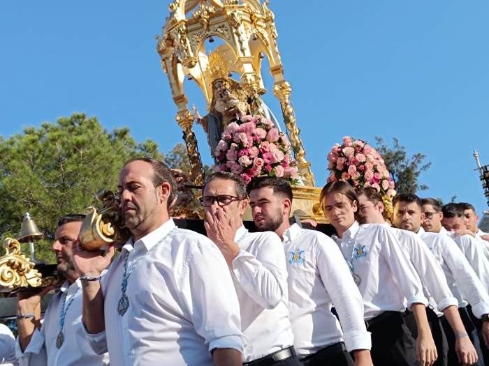 Multitud de personas acompañan a la Virgen de la Cruz en su subida hasta la Ermita en Benalmádena Pueblo