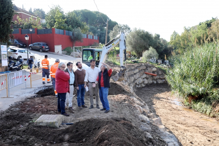 Marbella construye un muro de escollera para mejorar la estabilidad de la calle Zinias, a la altura del arroyo de Calera, en Bello Horizonte  