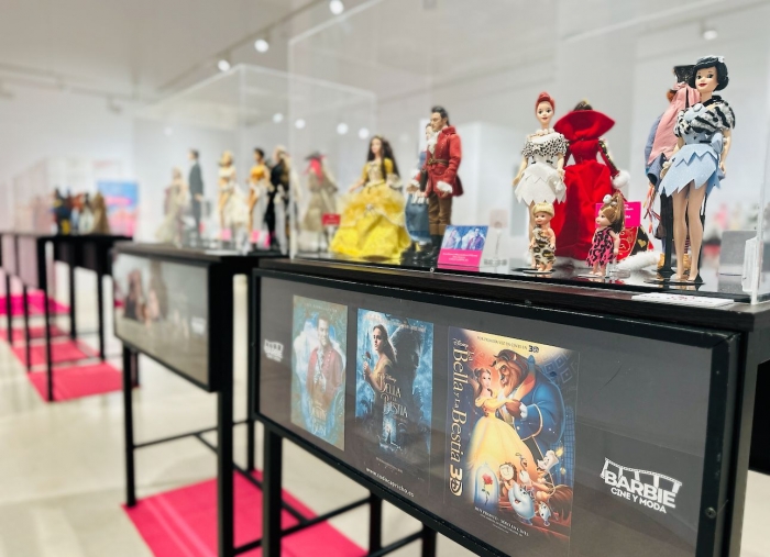 La alcaldesa de Fuengirola, Ana Mula, inaugura en el Museo de la Ciudad la exposición ‘Barbie: Cine, Moda y Arte’