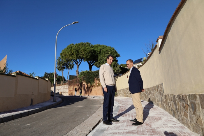 La transformación total de la calle Los Naranjos, en el corazón de la Costa, afronta su recta final tras una inversión de 221.000 euros